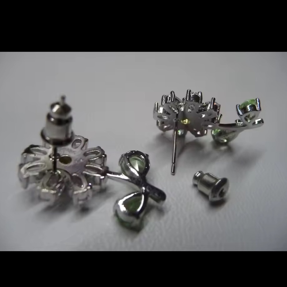 Daisy Floral Crystal Earrings - Picture 15 of 16
